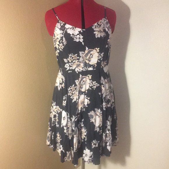 Old Navy Dresses & Skirts - EUC Old Navy Floral Dress